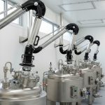 Brazos de aspiración instalados sobre reactores de acero inoxidable para la captación de compuestos orgánicos volátiles en proceso químico