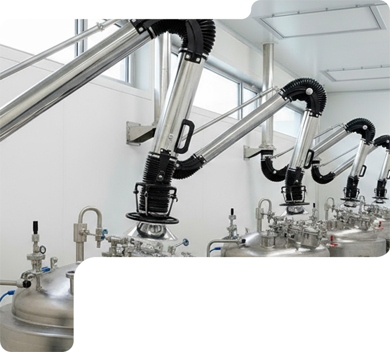 Brazos de aspiración instalados sobre reactores de acero inoxidable para la captación de compuestos orgánicos volátiles en proceso químico