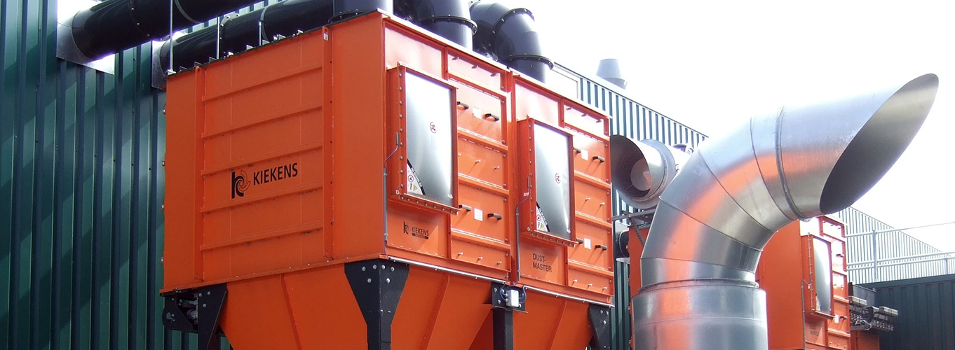 Sistema de aspiración y filtración ATEX con captadores Kiekens Dustmaster en exterior de nave industrial