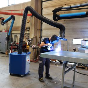 Equipo CleanGo captando humos de soldadura con brazo articulado Dynaflex en taller industrial