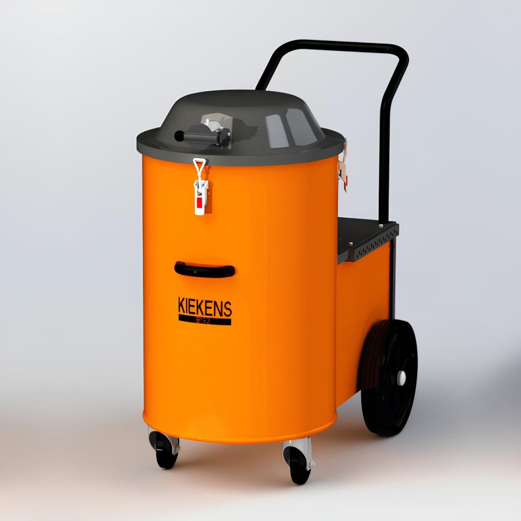 Aspirador industrial Kiekens B192 con carcasa cilíndrica de acero naranja, depósito de 70 litros y ruedas de gran diámetro para fácil movilidad.