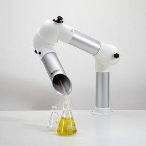 Brazo articulado de aspiración ALSIDENT en aluminio anodizado captando vapores sobre matraz de laboratorio