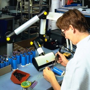 Brazo articulado de aspiración ALSIDENT montado en mesa de laboratorio para captación de vapores