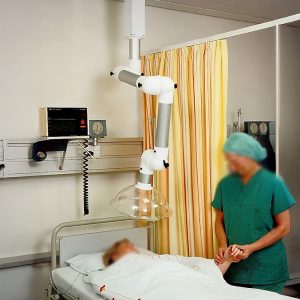 Brazo articulado ALSIDENT instalado en sala médica para aspiración localizada sobre el paciente