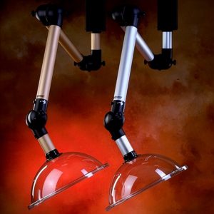 Dos brazos de aspiración ALSIDENT montados en techo con campanas transparentes tipo cúpula