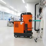 Kiekens Serie KG instalado en entorno de laboratorio o sala blanca con conexión fija a red de aspiración.